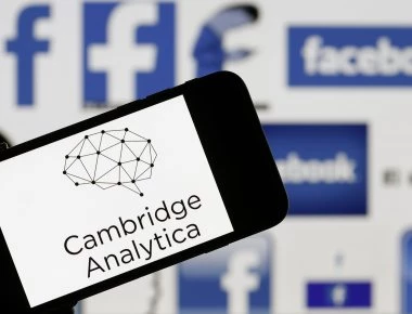 Κλείνει η Cambridge Analytica μετά το σκάνδαλο με το Facebook